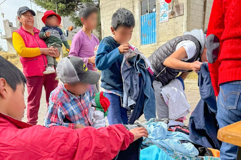 Entrega Ayuntamiento de Huamantla juguetes y prendas abrigadoras en tres comunidades